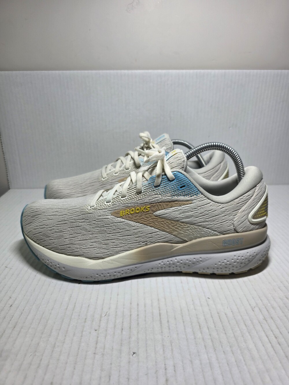 Brooks Ghost 16 Mens 9.5 Coconut Blue Yellow With Box Cushion Neutral Running